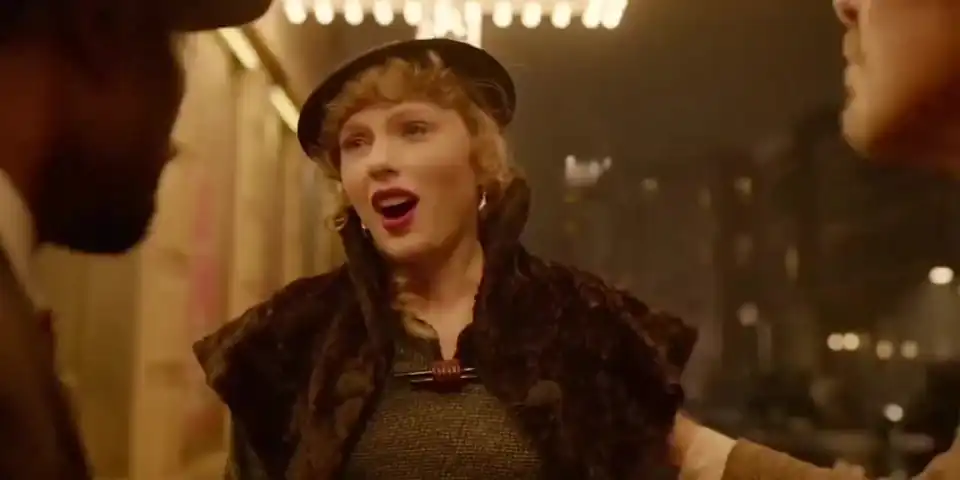 Amsterdam - Taylor Swift pushed under car