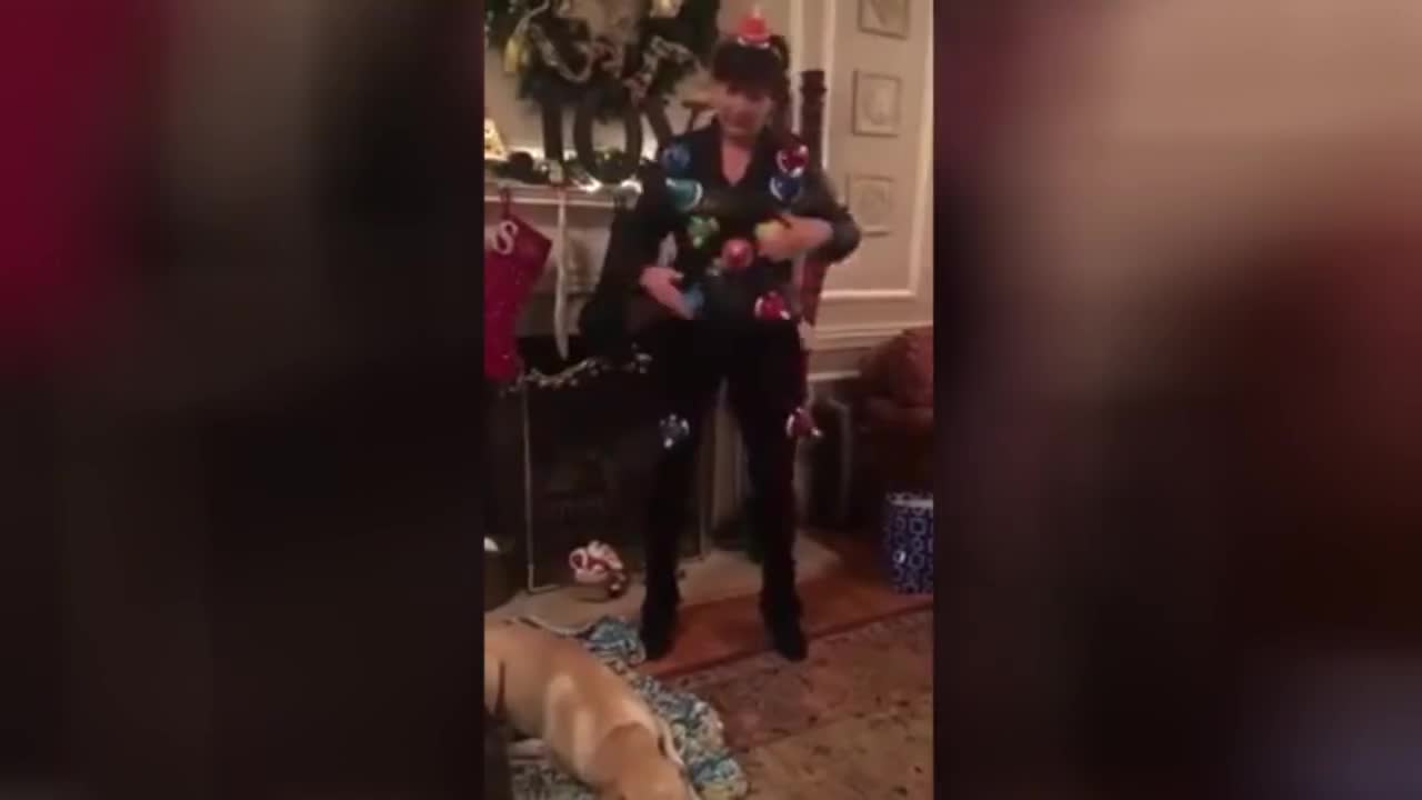 Gambrell Tylesha - We wish you a Merry Christmas (sweater bells)